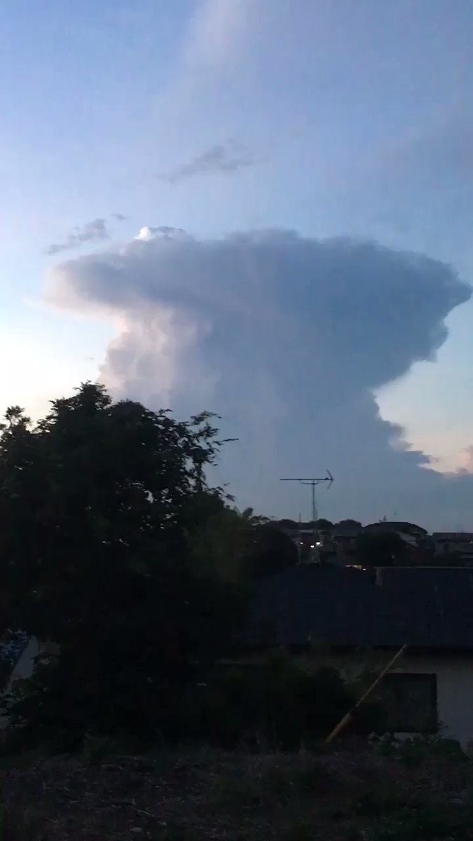 竜の巣だ ラピュタはほんとにあったんだ 雷をまとった積乱雲が関東各地で目撃される Togetter 竜の巣だ ラピュタはほんとにあったんだ 雷をまとった積乱雲が関東各地で目撃される Togetter