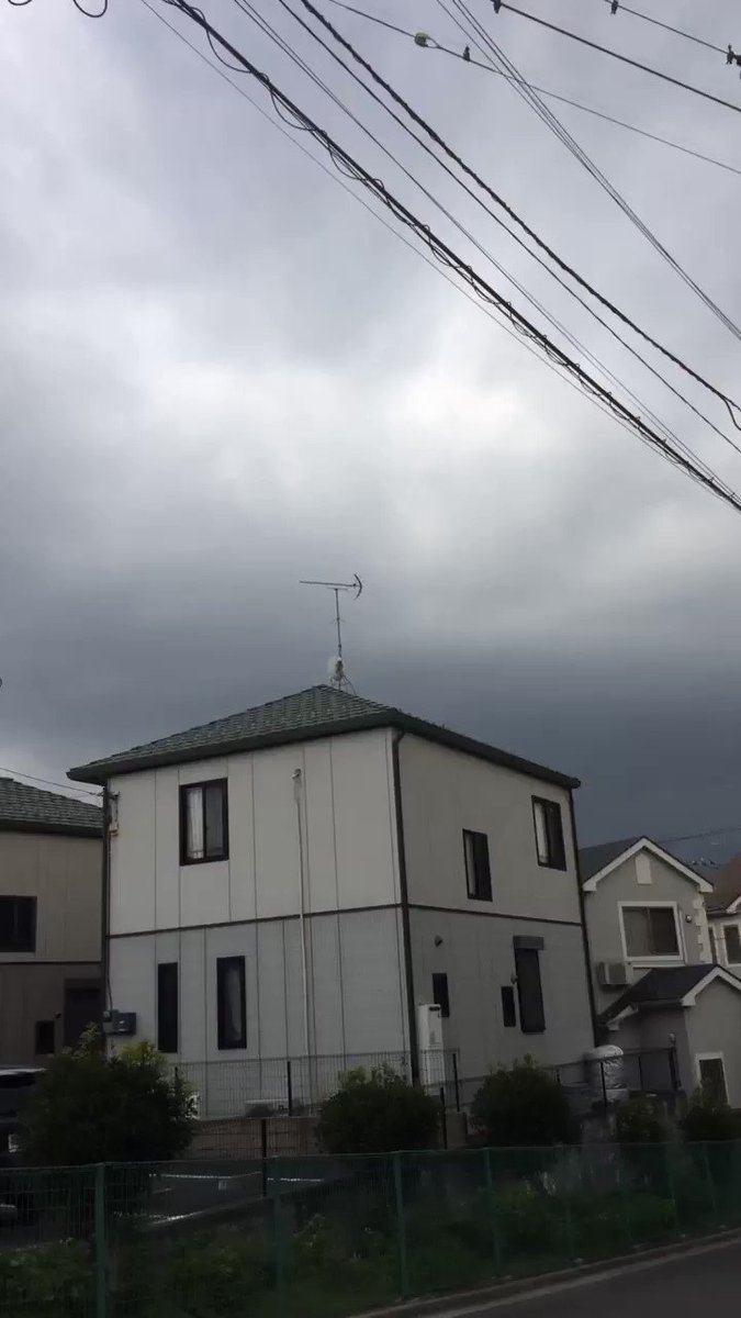 えー！雷が目の前に落ちてきたよ…怖すぎる…