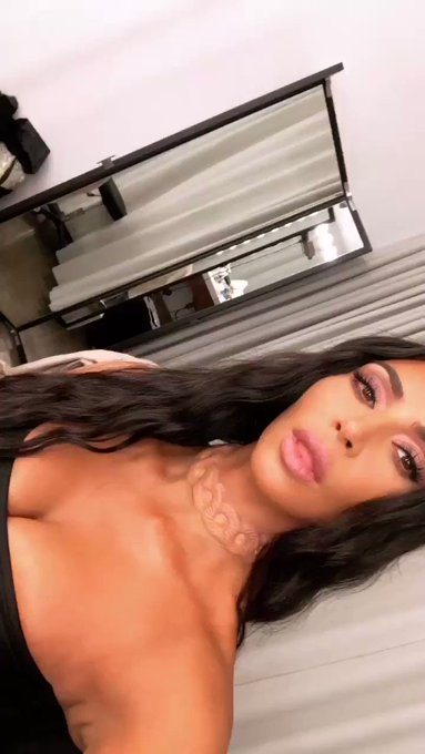 Kim Kardashian causa polémica en redes sociales con "implante" de collar