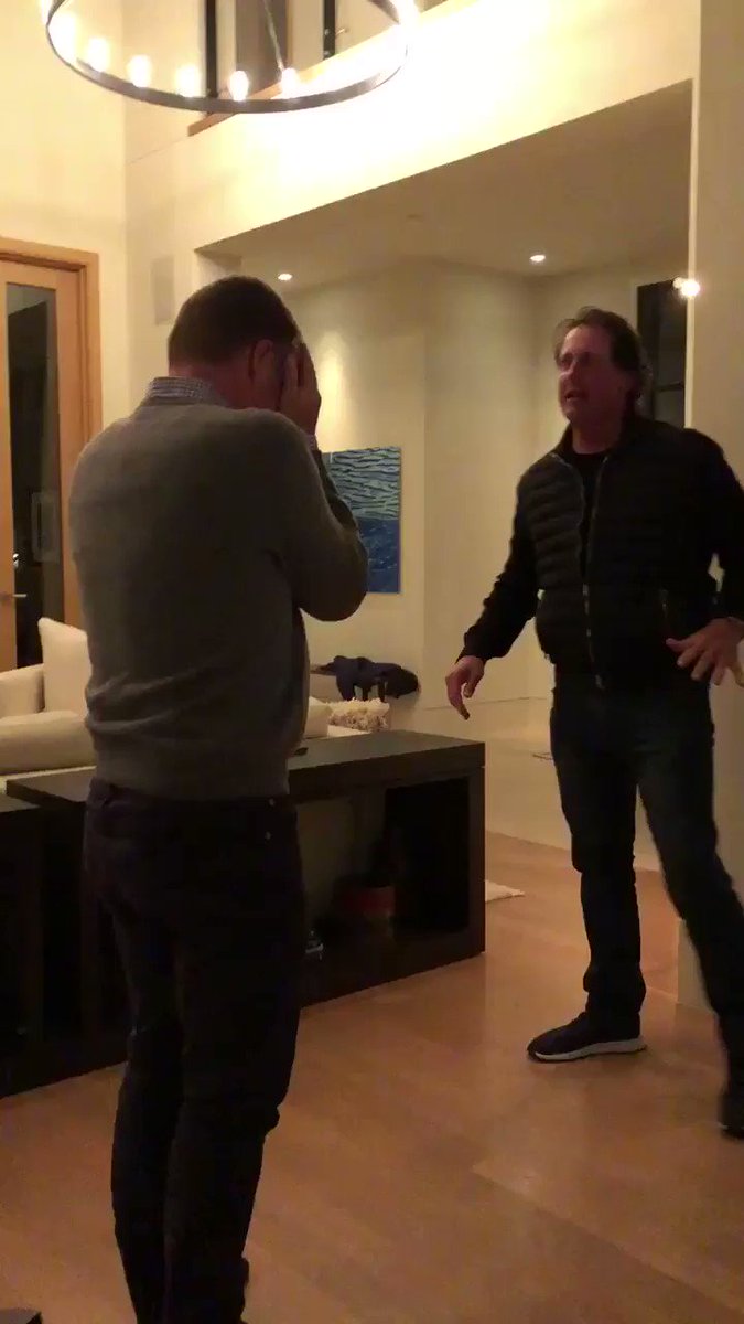 Woww, xem Phil trổ tài tung cước qua đầu #PhilMickelson