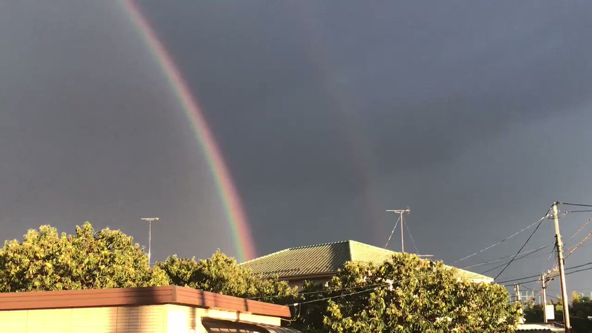 なにこの光景 虹と雷がまじわっている風景 話題の画像プラス なにこの光景 虹と雷がまじわっている風景 話題の画像プラス