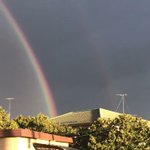 なにこの光景・・・虹と雷がまじわっている風景!!