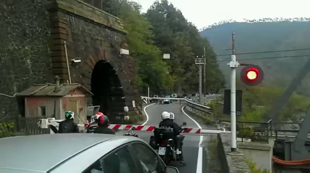 何も見えないじゃんwww列車が通ったあとの踏切が凄いことになってるwww