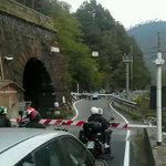 何も見えないじゃん!列車が通ったあとの踏切が凄いことになってる!