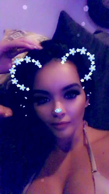 Trying to take a cute selfie ? then I get a foot in my face wtf ? https://t.co/HzUutPMXwH