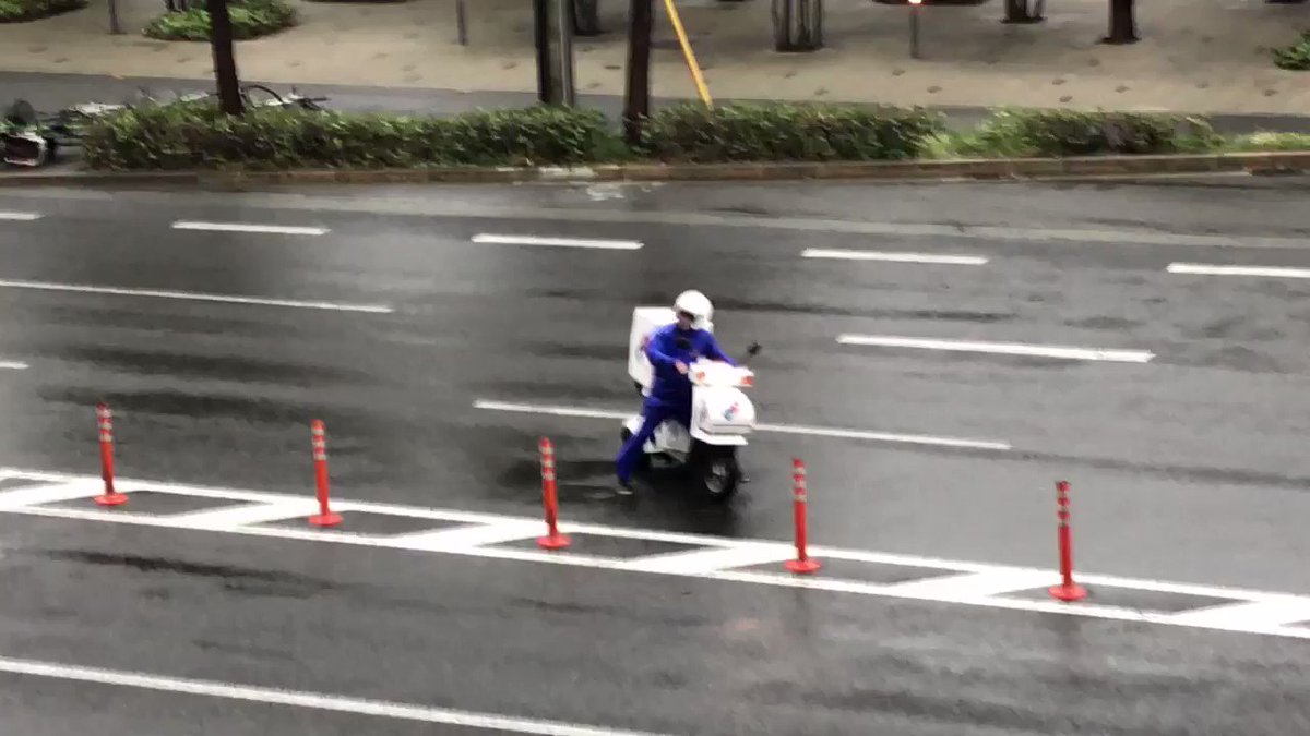 台風の中 宅配ピザ屋のバイクが大変な目に遭っている様子に 注文する方が悪い のか 注文を受ける側が悪い のか 台風の日に注文はやめよう Togetter