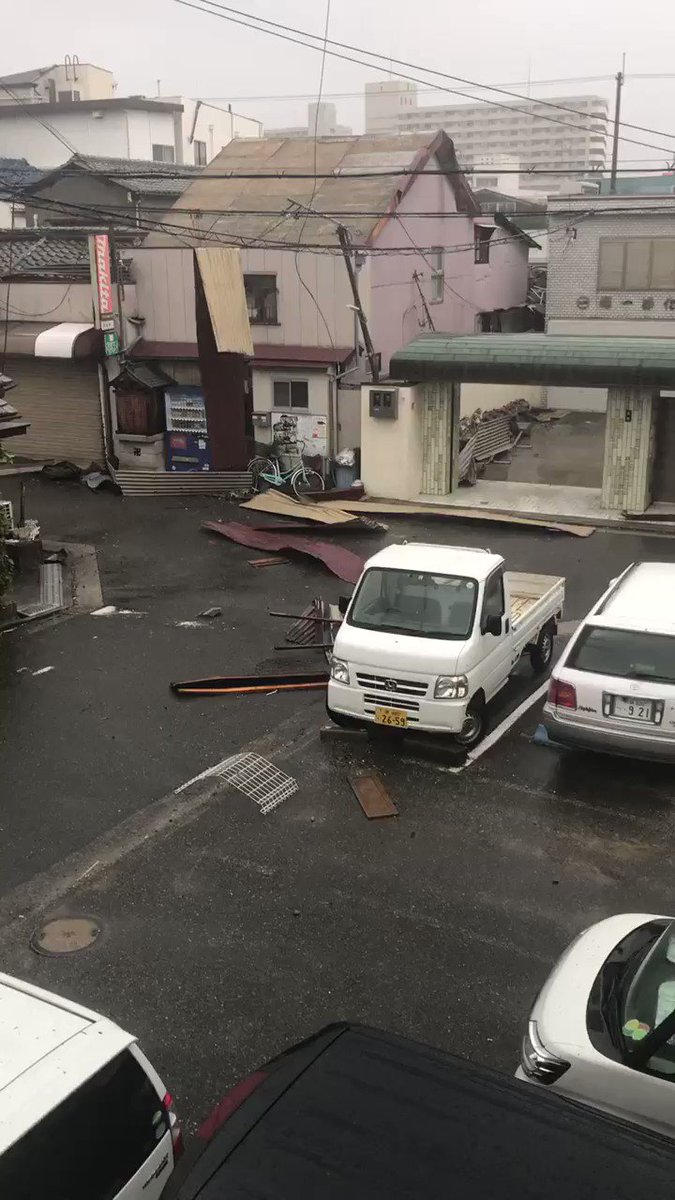 台風21号の猛威により関西各地が崩壊 布団が吹っ飛ぶ 京都駅天井崩落 ガチャガチャが猛ダッシュ など Togetter 台風21号の猛威により関西各地が崩壊 布団が吹っ飛ぶ 京都駅天井崩落 ガチャガチャが猛ダッシュ など Togetter