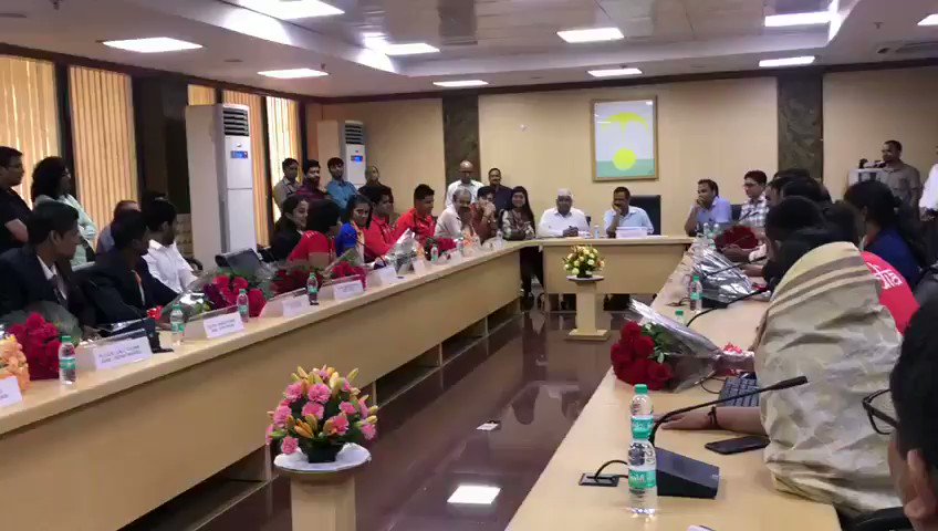 एशियन गेम्स में रेसलिंग में देश को कांस्य पदक दिलाने वाली दिव्या काकरान की सीएम @ArvindKejriwal को खरी खरी।
दिव्या ने कहा, "कॉमनवेल्थ में जब गोल्ड जीता तब भी आपने बुलाया। मैंने कहा एशियन गेम्स की तैयारी के लिए कुछ चाहिए। मैंने लिखकर दिया लेकिन मेरा फोन भी नहीं उठाया गया।"