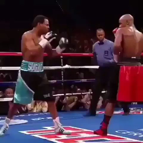 Happy birthday to Sugar Shane Mosely who is 47 today. 

Here he is giving Floyd Mayweather some trouble. 
