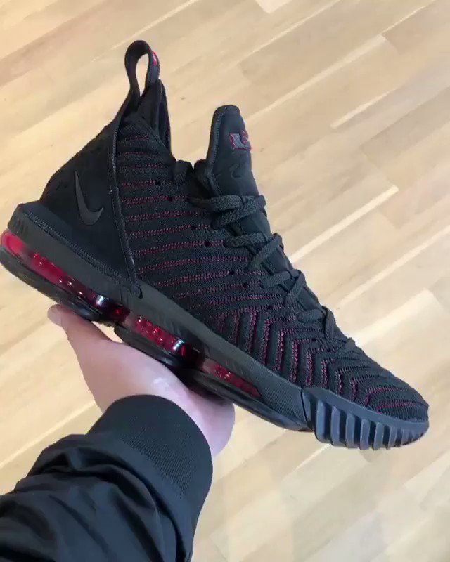 champs lebron 16