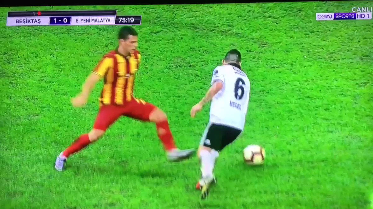 Şurada 2. sarıdan kırmızı veriliyor,üstelik her türlü kırmızılarda şüphe varsa “Var” a gidilirken hakem şüphe duymuyor kırmızıyı veriyor.
Fakat görüntüde “var” olduğu gibi müdahele topa.