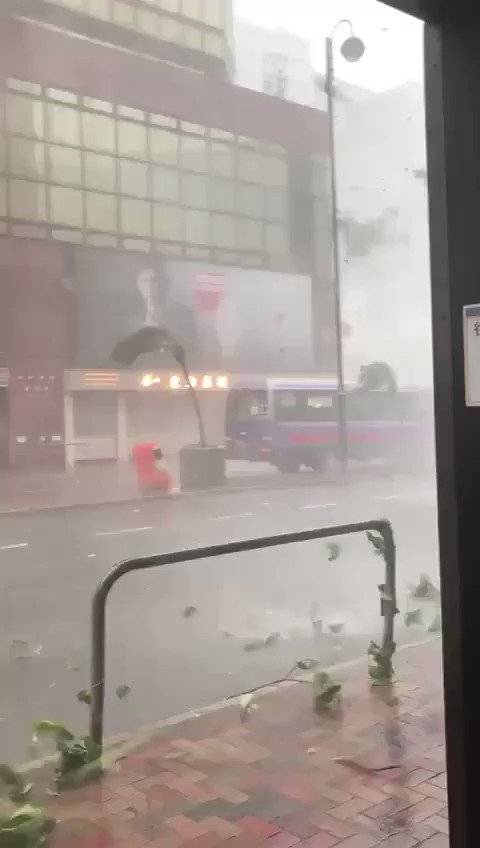 この世の終わりか？！香港に上陸中の台風がやばい！！！