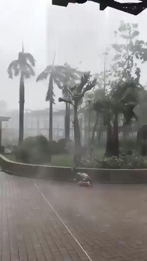 Keraunos (@KeraunosObs) on Twitter photo 2018-09-16 06:48:19 Les rafales de vent sur les collines de #HongKong dépassent parfois 200 km/h. Elles atteignent 170 à 200 km/h sur les îles et 150 à 160 km/h à laéroport. #Mangkhut Les rafales de vent sur les collines de #HongKong dépassent parfois 200 km/h. Elles atteignent 170 à 200 km/h sur les îles et 150 à 160 km/h à laéroport. #Mangkhut
