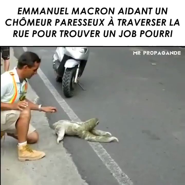 Pole emploi en Marche traverse la rue avec Macron Ogy2O0IAeurpDk1V