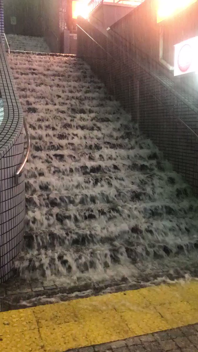 東京都で滝のような勢いで流れる雨！思わず、その光景に息を飲んでしまった。恐ろしさを感じるゲリラ豪雨！