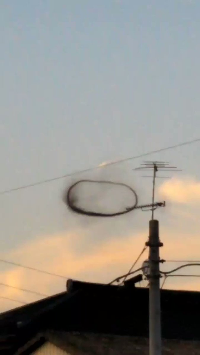 何この謎の黒い雲ww世界の終わりみたいに見えるww