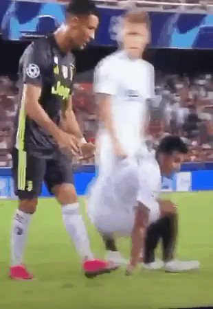 Ronaldo's bodyguards:
@emrecan_ 😎
@MarioMandzukic9 😎