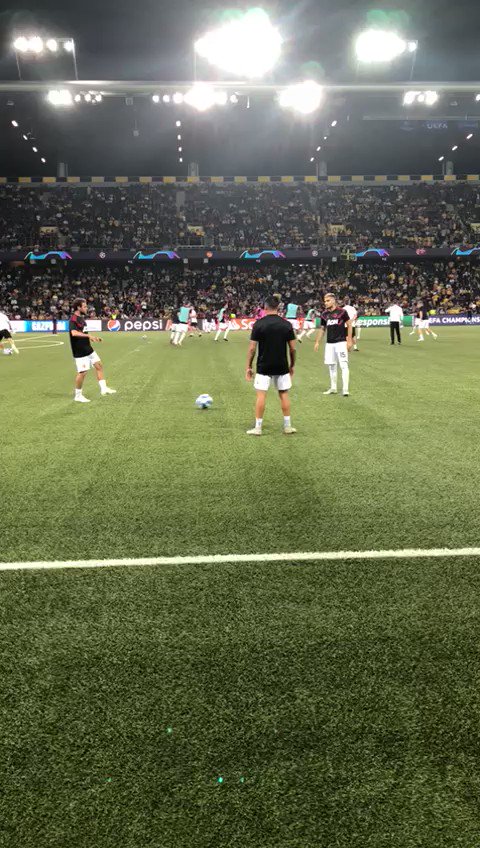 Touch. π
Anyone see this from @Alexis_SanchezΒ in yesterday's warm ups? π #MUFC