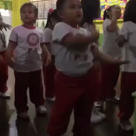 ダンスをする子供達の中に1人だけキレッキレで桁違いの子がww
