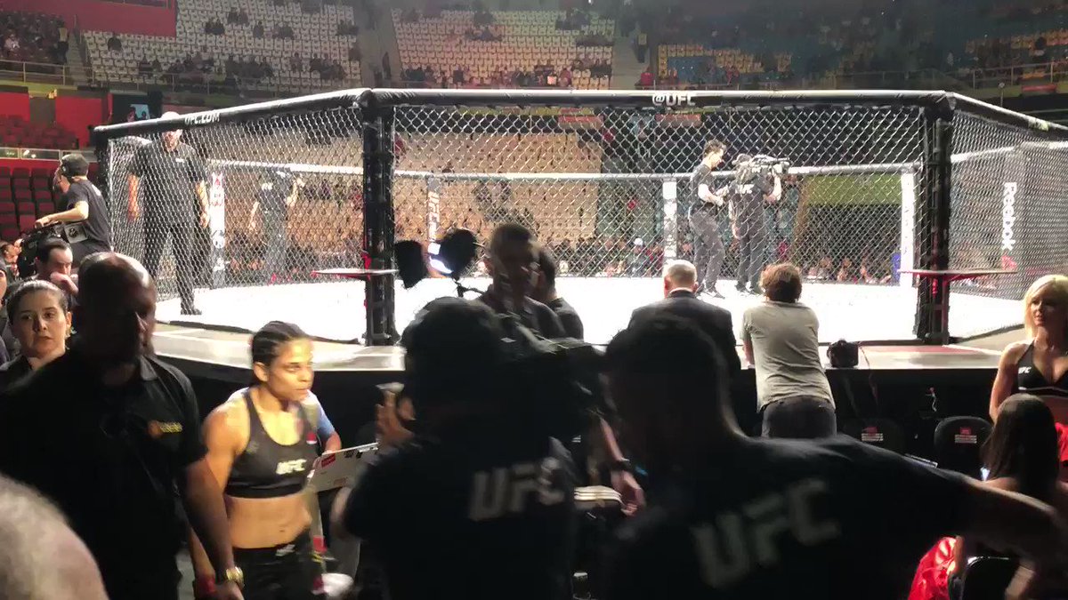 Quando você estreia dominando e finaliza no 1 round. Parabéns, @livinhamma #UFCSP