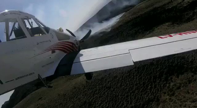 Incendio cerro Arco: el fuego avanzó al cerro Gateado, no representa riesgo, aunq no puede ser sofocado x los aviones hidrantes debido a las ráfagas de viento del sur// intentan q no llegue a la ruta provincial 3, informó #BomberosVoluntariosDeLujan @mendovozok #Mendoza