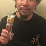 口元のピアスの穴からポッキー食べれてるwなにこれ凄すぎるw