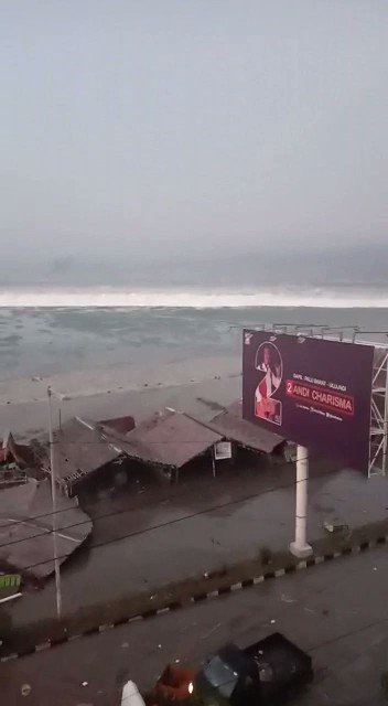 RT @anthraxxxx: Footage of tsunami hitting city of Palu in 2018 https://t.co/ZBSIRhML55