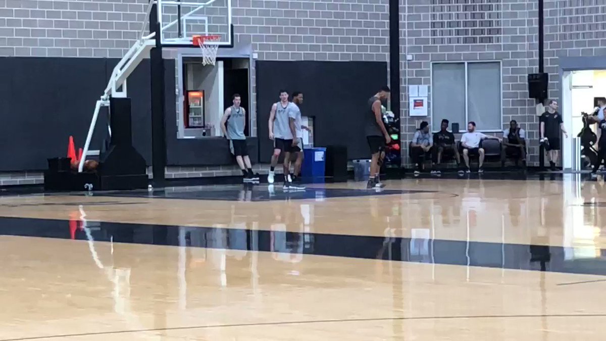 RT @BleacherReport: Timmy can teach the Spurs a thing or two. Timeless.
(via @JabariJYoung)
https://t.co/1m02DLABUQ