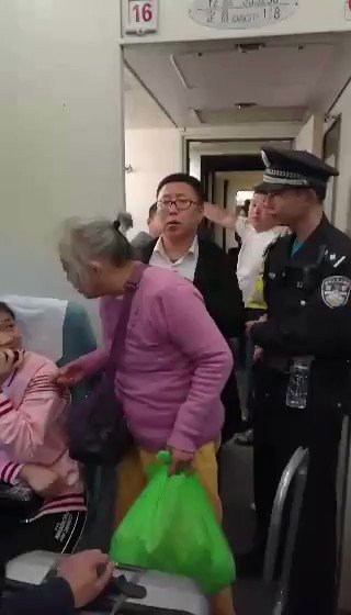 中国で席を譲らない若者にぶちギレたおばあさんがめっちゃ迷惑がられてるww