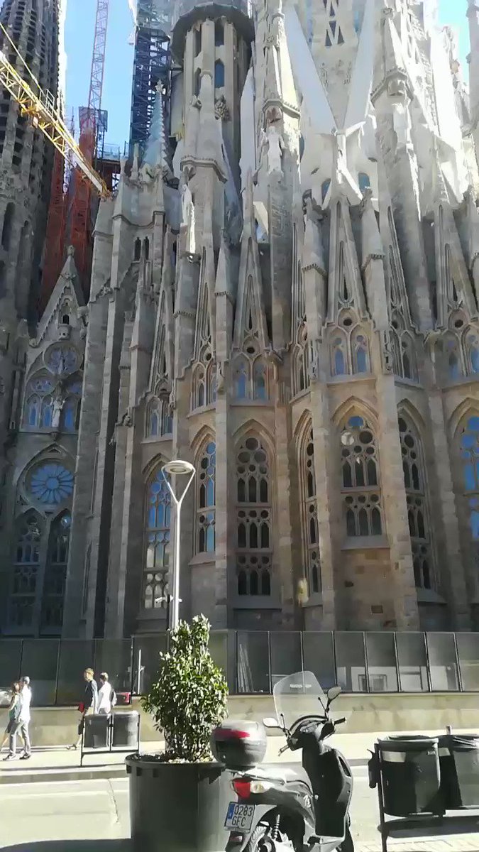 La construcción del templo de la #SagradaFamilia se inició en 1883 y su finalización está prevista para el 2026. La sepultura de Gaudí se sitúa en la cripta. Es el monumento más visitado de la ciudad de #Barcelona #Turismo #Modernismo #cultura