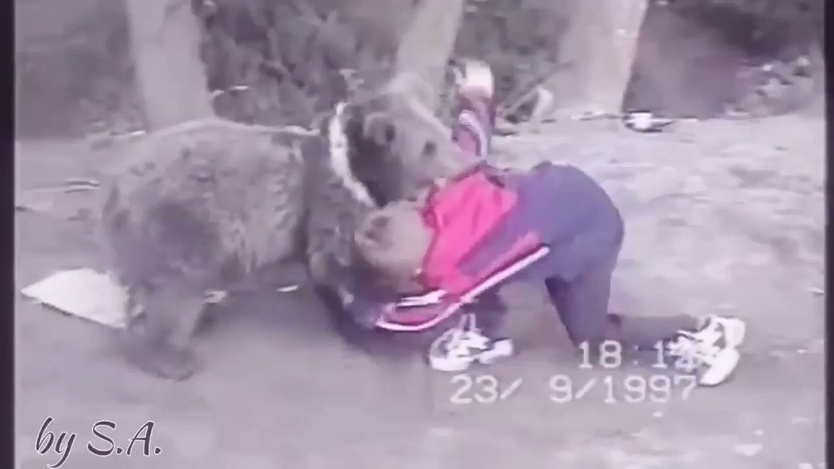 9 yaşındaki Khabib Nurmagomedov ayıyla güreşiyor (1997).
😳😳 🐻🤼♂️