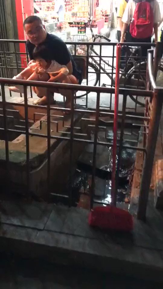 Malau 潮州牌坊街游客把古井当厕所 抱着小女孩尿尿 前几年曾跟潮州的朋友聊到中国游客在香港随地大小便的丑陋行为 当时他还不以为然 认为香港人应该多些体谅 如今算是自食恶果了吧