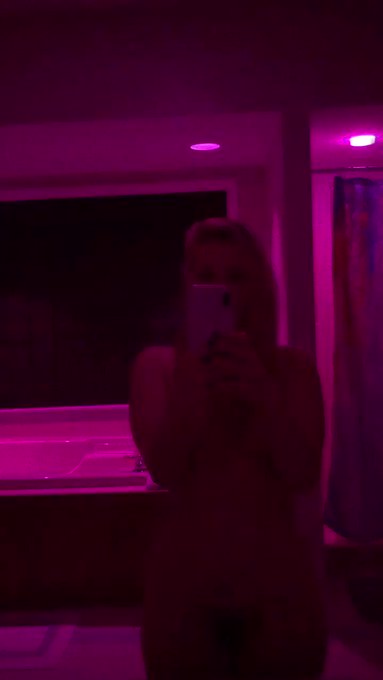 Bedtime shower ? ✨ sweet dreams ? ✨? https://t.co/8qhi7YL5fe