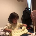 お手伝いかな？!お話しながら、洗濯物を畳む子どもw可愛いなぁ!