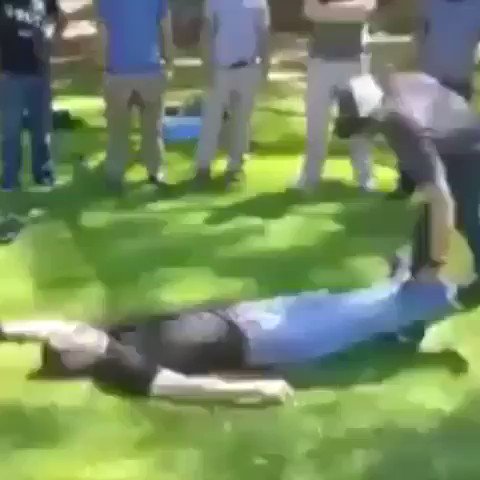 これはかっこいいwww泥酔してる人を運ぶ方法が斬新すぎるwww