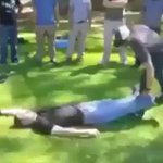 これはかっこいい!泥酔してる人を運ぶ方法が斬新すぎる!
