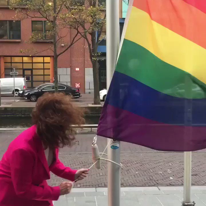 Vandaag wappert op alle ministeries de 🏳️🌈 #comingoutdag Je zelf kunnen zijn en met wie je wil zijn is zo belangrijk.