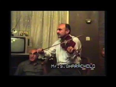 قسمتی از اجرای خصوصی ترانه مشهور رقص گیسو با صدای دلکش، ویولن سعیدقراچورلو، سنتور میلاد کیایی و تار رضاروحبخش؛
در بین حضار قدکچیان، ملوک ضرابی، وحدت و تقی روحانی حضوردارند.
ترانه سرا: ناصرمیرشریفی
این ترانه مشهورترین ساخته فریدون حافظی است که با ریتم والس و در مایه ماهور است.