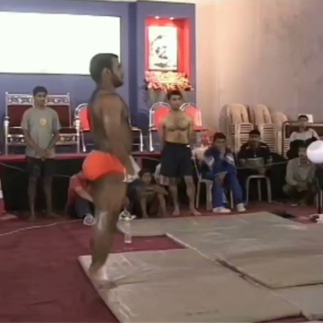 テクがすごい‼︎インドの男性ポールダンサーがキレっキレだったwww