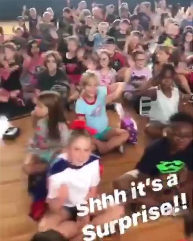 luis (@LuisTaughtMe) on Twitter photo 22/10/2018 09:46:38 Elementary kids throw a surprise party for the custodian. Elementary kids throw a surprise party for the custodian.