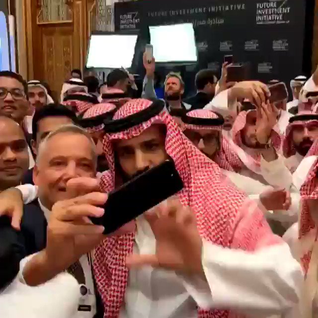#ولي_العهد يساعد أحد المشاركين في "#مبادرة_مستقبل_الاستثمار" على التقاط "سيلفي".
#FII2018
https://sabq.org/LdYQX6