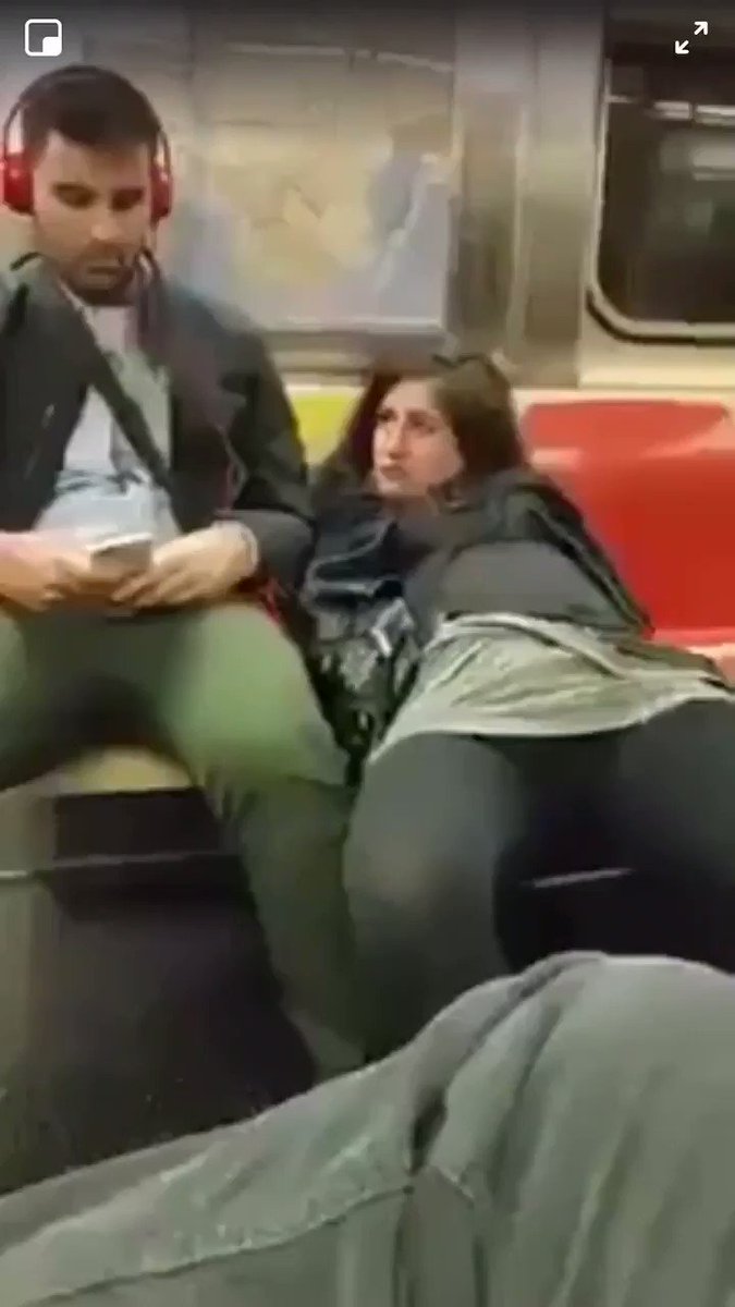 Мужик мастурбирует в метро порнушка