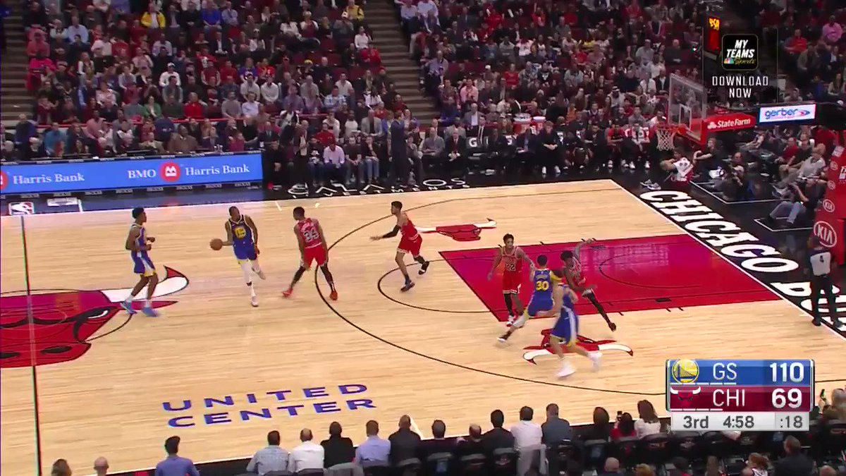 Klay is on 🔥🔥🔥 tonight in Chicago. Over 50 already and they're still in the 3rd! 😱
