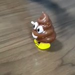 後ろから出ているものは何⁈キュートなキャンディディスペンサーOh POOP! に注目!