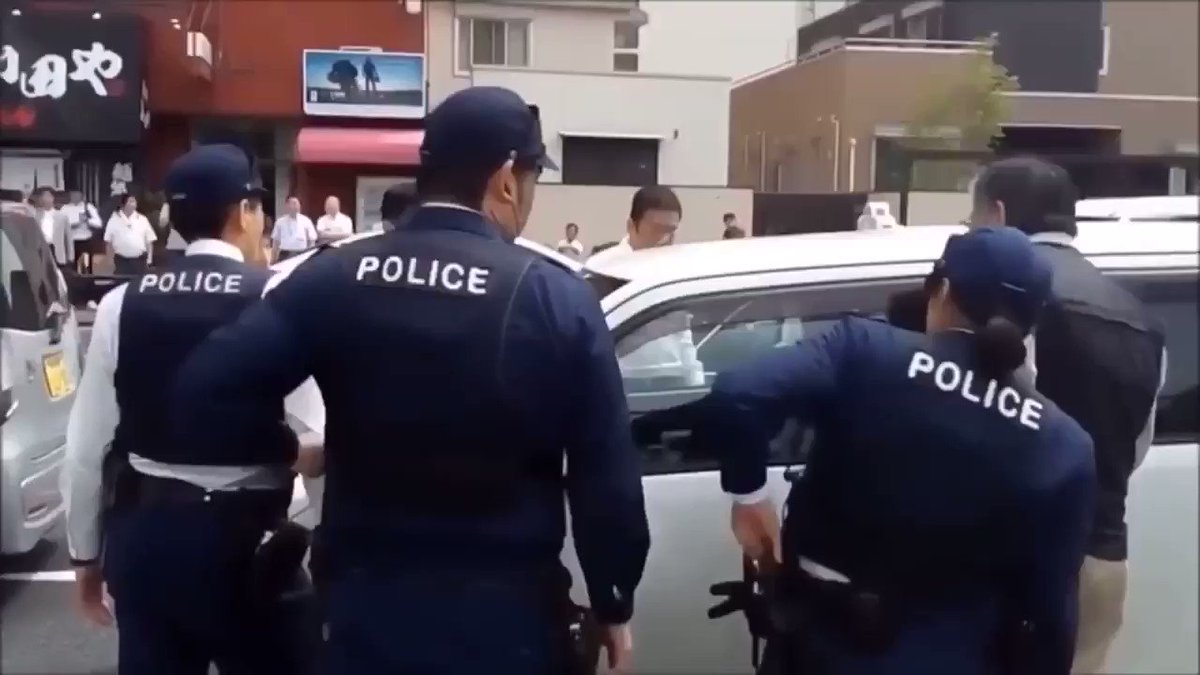 違いに驚き 各国警察官の窓の割り方のお話 Togetter 違いに驚き 各国警察官の窓の割り方のお話 Togetter
