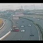 中国でバスが高速道路をUターンしてて草wよく事故にならなかったなw