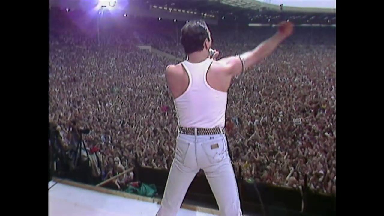 Фредди меркьюри стадион. Freddie Mercury Live Aid 1985. Квин Уэмбли 1985. Фредди Меркьюри Уэмбли 1985. Концерт Live Aid 1985 Queen.