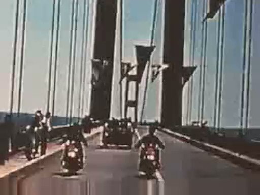 渡邉英徳 78年前の今日 1940年11月7日 タコマナローズ橋 タコマ橋 が崩壊 横風により起きる空気の渦が桁を上下に振動させ さらに大きな渦が発生して振幅を増大させる 自励振動 により崩壊したとされる 一部始終がカラーフィルムで撮影された 渡邉英徳 78年前の今日 1940年11月7日 タコマナローズ橋 タコマ橋 が崩壊 横風により起きる空気の渦が桁を上下に振動させ さらに大きな渦が発生して振幅を増大させる 自励振動 により崩壊したとされる 一部始終がカラーフィルムで撮影された