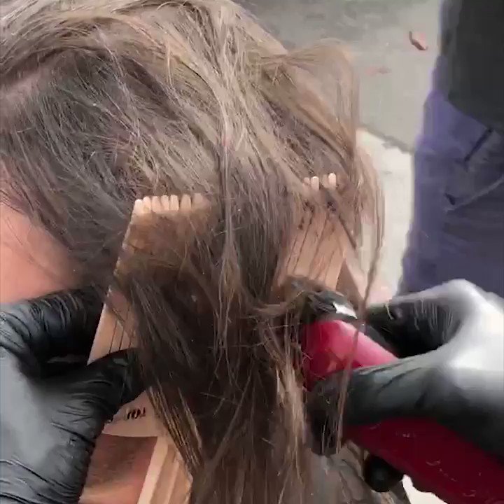 美容師さんがホームレスの髪を切ってあげたら皆とても良い表情に！