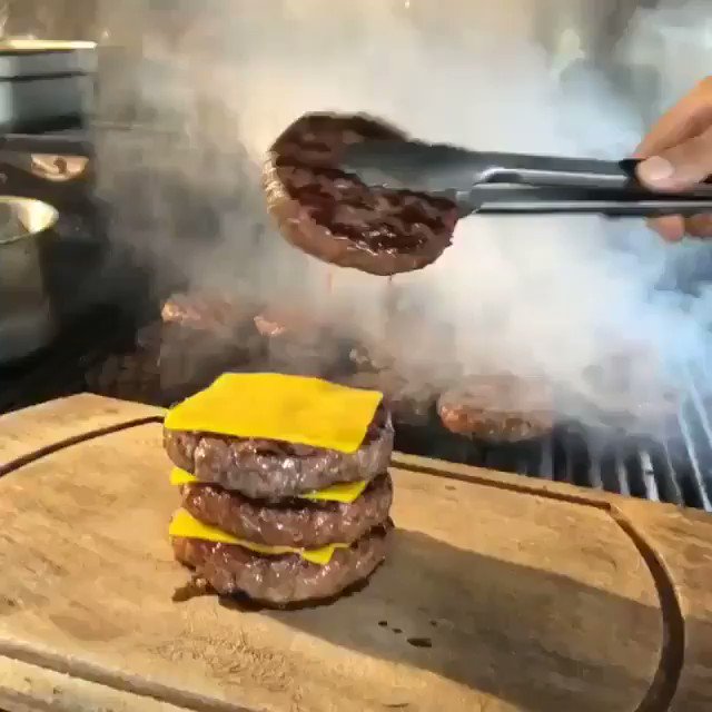 なんだこの高カロリータワーはww凄すぎて美味しそうを超えたww